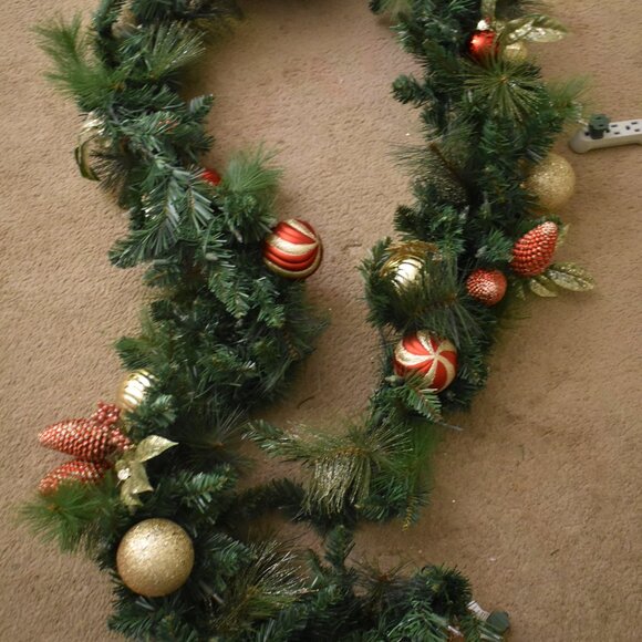 VINTAGE 8Ft Prelit Christmas Garland Pine Garland Spere Lights Berries Pinecone - Picture 4 of 15